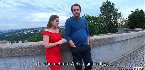 HUNT4K. Böses Mädchen verdient viel Geld mit ihrem sexy Körper vor ihrem armen Vater